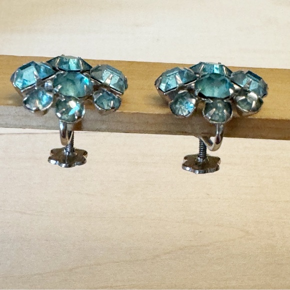 Vintage Gorgeous Aqua Blue Rhinestone Earrings Screw Back Cluster Earrings - Picture 3 of 10